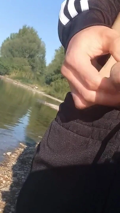 Siyah ve beyaz adidas eşofmanla bu iri yarağı kim tespit edecek, herkesin içinde sikini teşhir edecek komando serbest top yapıyor, işiyor | Klip 1