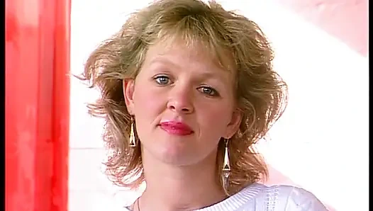 Sevimli sarışın piliç amını büyük bir dildoyla doldurmanın tadını çıkarıyor