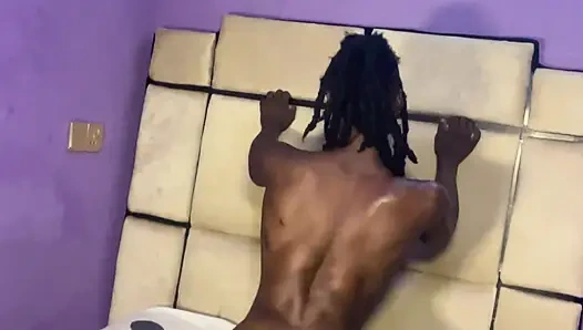 Bu adam beni çok sikiyor