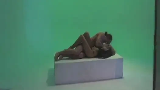 Harika memeli seksi sarışın sürtük yarak emiyor ve yeşillik içinde bir yarağa biniyor