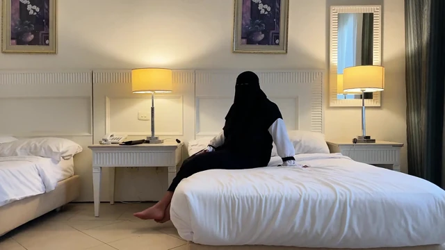 Bir otel odasında Arap bir kızla tanıştı