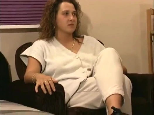Normal havalı esmer yan oda ve güzel göğüsleri
