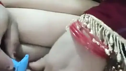 Evli kadın amını tıraş ediyor