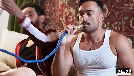 Erkekler - ram sivan kaşıkta alt Raj'ı sikiyor, sonra yüzüne döl atmak için çıkıyor