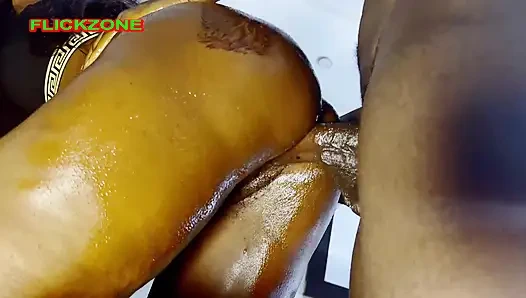 Onu domaltarak sandalyede sikiyorum ve amının içine boşalıyorum