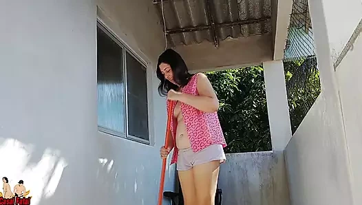 Göğüslerimi balkonda gösteriyorum ve aldatmak kocamı otuzbir çekiyorum