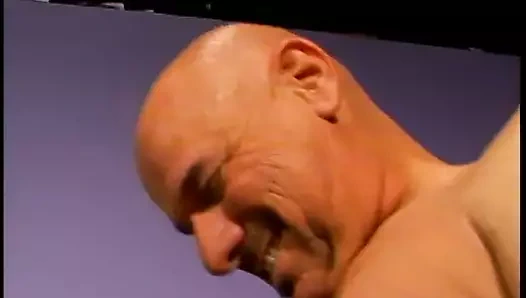 Azgın puma delinmeden önce uzun bir siyah horoz berbat