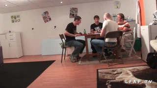 La jeune et jolie Candice prise dans un GangBang