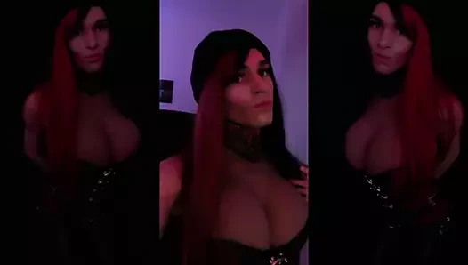 crossdresser kırmızı siyah korse strapon görünüm