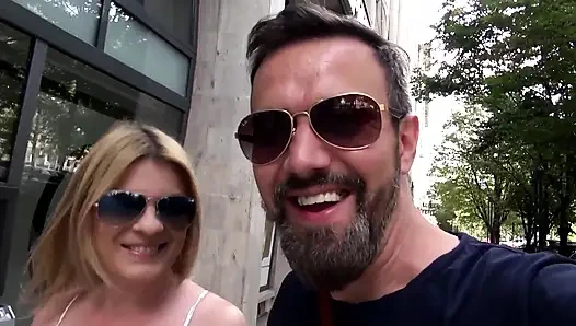 Dövmeli Sarışın Sürtük Gırtlağına Kadar Alıyor Ve Götünü Mahvediyor!