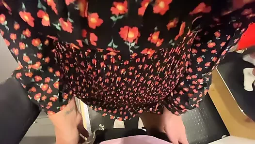 Kız alışveriş merkezinin soyunma odasında satın alma üzerinde çalıştı