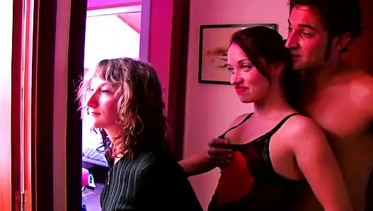 İki sevimli genç kız fotoğraf çekiminde sikiliyor