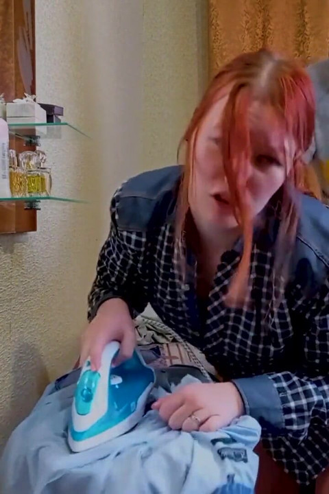 Kötü ütülenmiş bir gömlek için sert sikiliyor ve dölleniyor
