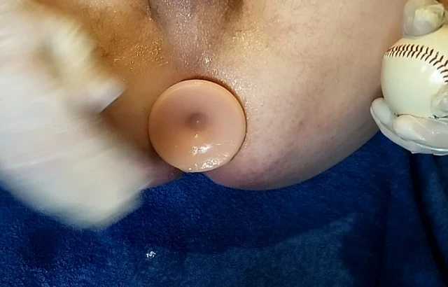 Длинная анальная пробка 60 см влетает в мою жопу + бейсбольный мяч  Long anal plug 60 cm flies into my ass + baseball