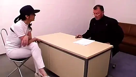 İpe bağlı esmer istekli bir şekilde sert emiyor