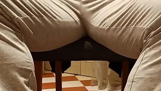 Vücut geliştirmeci soyunuyor ve camdan taze dölünü içiyor