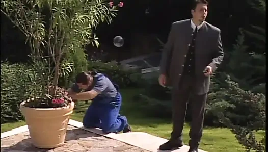 Büyük yarağı yalıyor bahçede üçlü seks emiyor