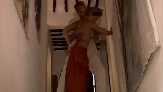 Düzgün vücutlu bir Alman güzel kadın derin bir anal sikişten sonra ağzına döl püskürtüyor