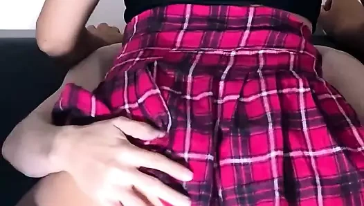 Asi kız öğrenci ilk gününden beri özel öğretmeninin fantezilerinin konusu olmuştu ve sonunda dairesine geri döndü.