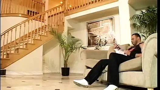Muhteşem hatun ıslak amının sert bir yarakla sikilmesinin tadını çıkarıyor