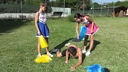 Amigo kız tekmeleme eğlencesi!