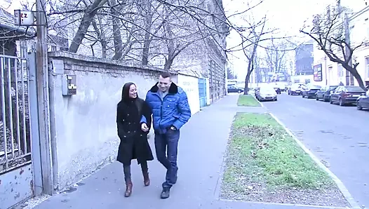 Bir grup adam kız arkadaşlarını aramaya karar verir. Hatun iki yarak alıyor