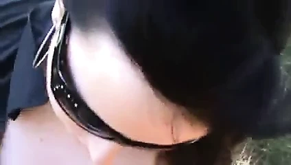 Parkta büyük kız spermle ıslatılır