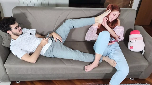 POV: Моя сводная сестра трахает меня и заставляет меня кончить ее ступнями, дрочка ногами. (диалоги на итальянском)