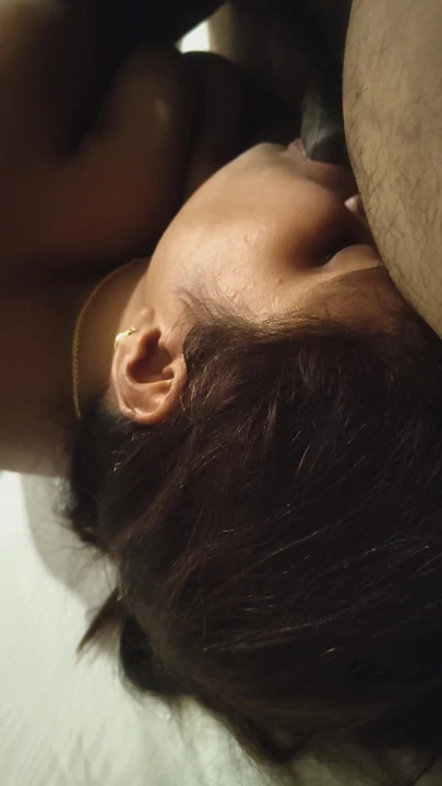 Hintli orta yaşlı seksi kadın köle Olivia gırtlağına kadar sakso çekiyor efendisi tarafından tokatla yüzünü sikiyor, önce mastürbasyon 31 çektirip mutlu sonla boşalıyor... | Klip 1