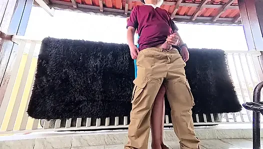 Parti sonrası karşılaşma balkonda döllenmeyle bitiyor