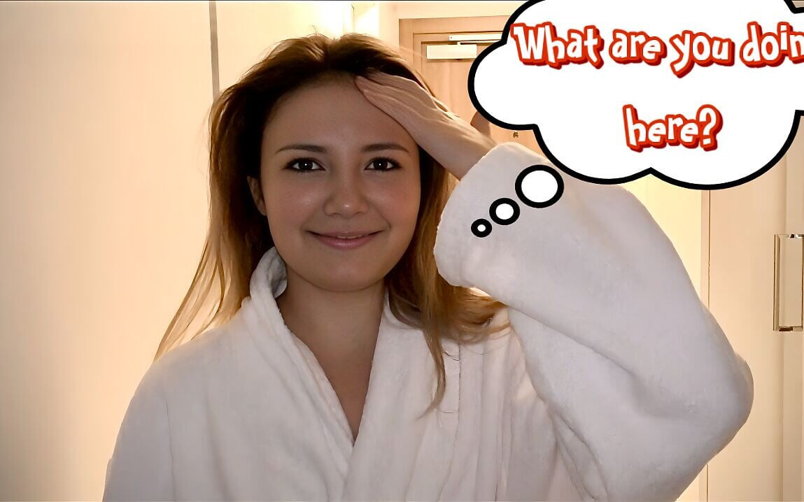 Bir otel çalışanının önünde soyundum! Genç Zengin Genç