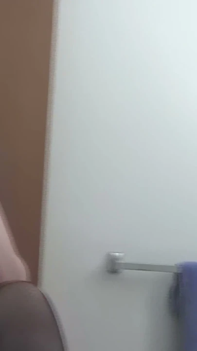 Gözlüklü büyük memeli kızıl saçlı kadın banyo aynasında çıplak olarak kendini filme alıyor