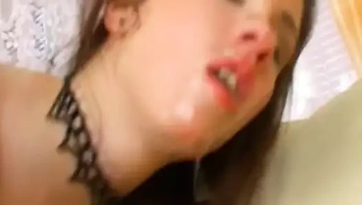 Güzel Avrupalı genç kızın yarağa ihtiyacı var