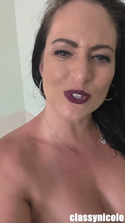 Azgın orta yaşlı seksi kadın klas Nicole nadiren yeterli orgazm oluyor