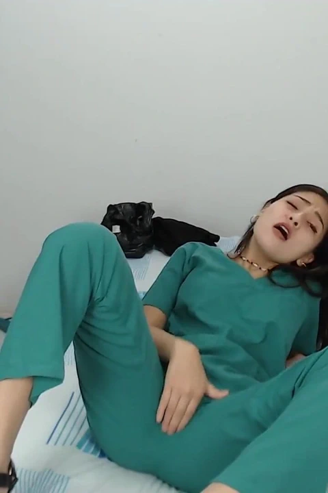 Amerika'nın en ateşli hemşiresi kayınbiraderi önünde mastürbasyon yapıyor