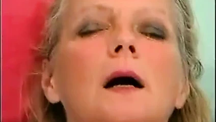 Danimarkalı olgun soyunur