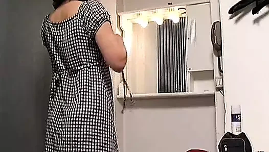 Külotlu çorabı içinde abartılı oyunlar için adamı büyülüyor