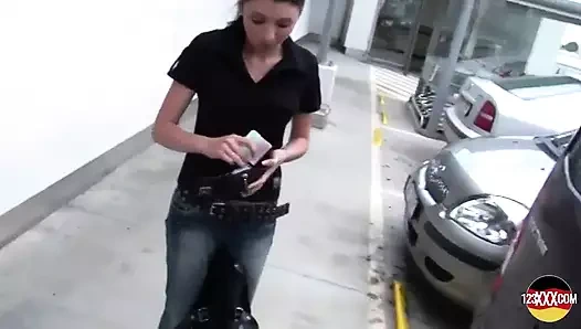 İnce esmer genç kız arabada kalın bir yarağı idare ediyor