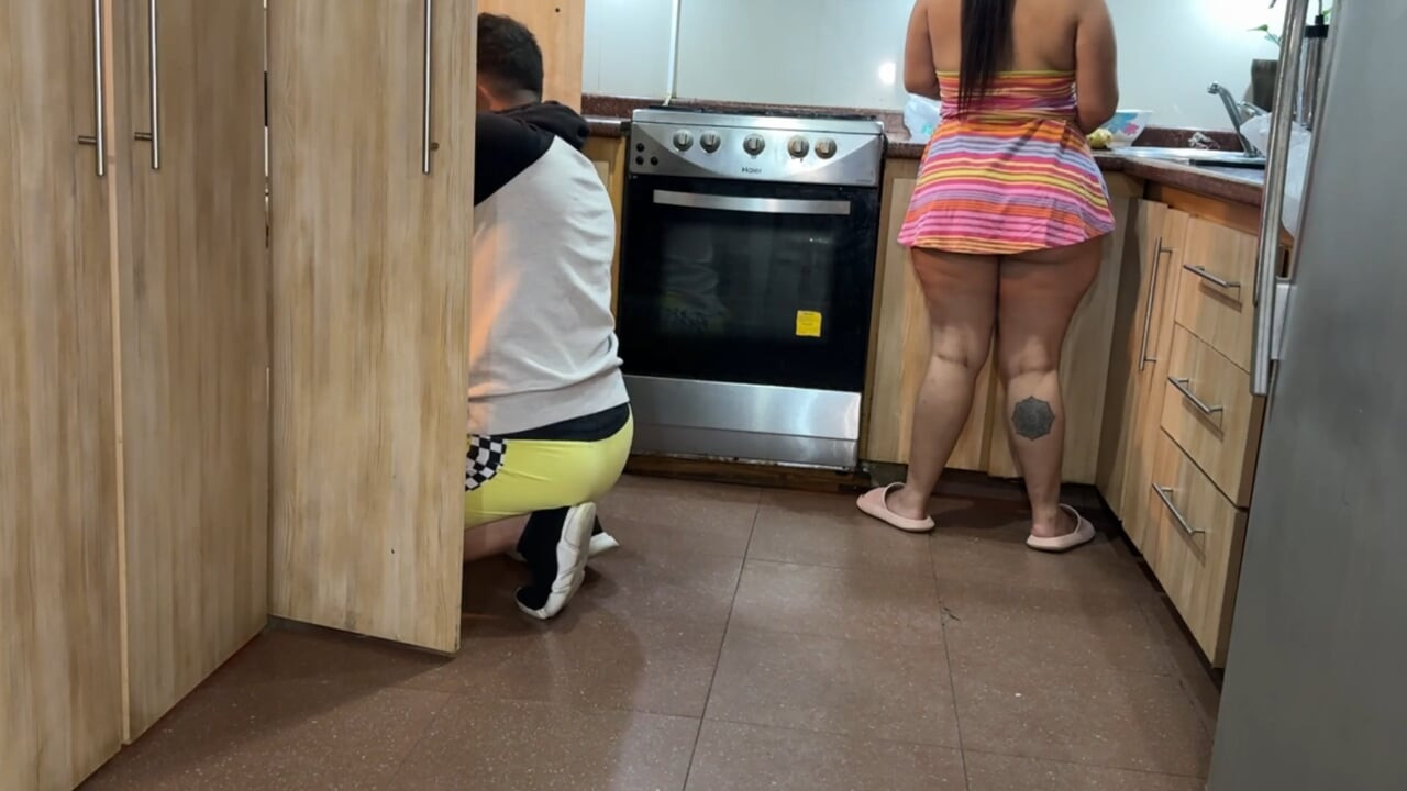 Ev hanımı komşusundan onu baştan çıkarmak için yardım ister, kocası orada değildi ve olur🤐