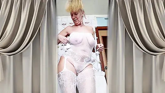 Ateşli ev hanımı Lukerya mutfakta açık şeffaf beyaz tulumla flört ediyor 2