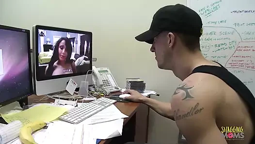 Büyük memeli orta yaşlı seksi kadın sikilmeden önce yarak emmek için diz çöküp sikiliyor