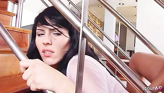 Genç transeksüel Kiara kalın yarakla komşusundan ilk anal sikişini yapıyor