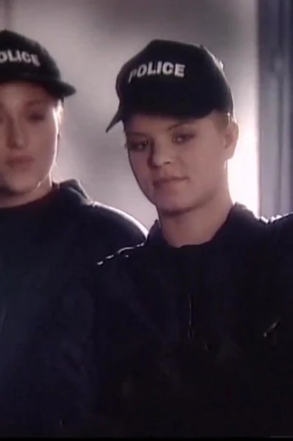 Сексуальную девушку с идеальным телом трахают во время фотосессии