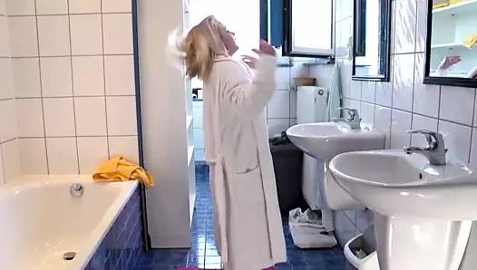 Felicitas yarağı alıyor