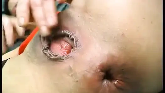 Çoraplı esmer seks oyuncakları, yemek ve şişelerle deliklerini baştan çıkarıyor