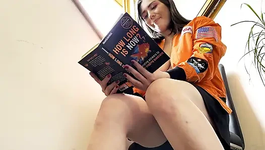 Ateşli sıkı kabarık amcık seksi esmer sosyal medya fenomeni kısa mini etekle külot yok azdırıyor