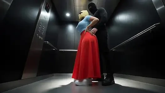 Üvey baba asansörde minyon büyük götlü üvey kızına bastırıyor