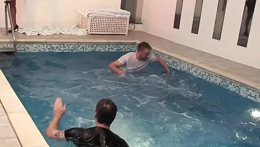 Enfes İngiliz zenci porno yıldızı iki beyaz sik alıyor