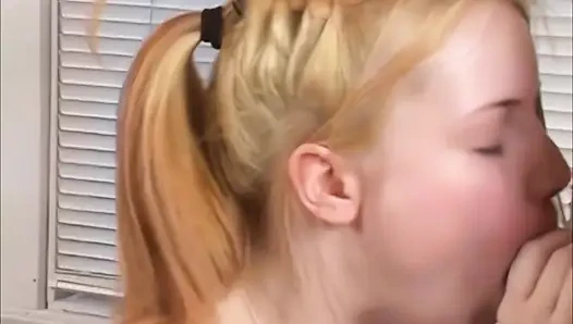 Çaresiz amatörler Bree ve Tatiana büyük sert yarak emiyor ve yüzlerini ateşli dölle kaplıyor