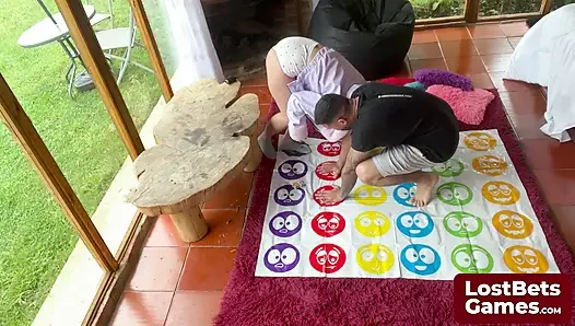 Striptiz Twister oyunu kazananı için sakso sürprizi